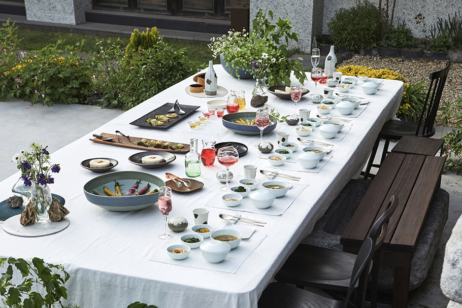 한국 음식문화의 원형을 간직하고 있는 사찰음식은 천연조미료 사용과 담백한 조리법으로 만들어져 영양학적으로 조화
				와 균형을 갖춘 건강한 음식으로 평가되고 있다.
